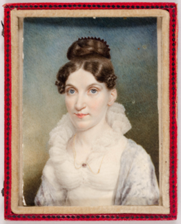 This is a bust-length portrait of a young, white woman gazing directly at the viewer, smiling softly. She wears a white dress with a lacy collar and a small, 中间是椭圆形胸针, as well as a gold chain around her neck. Her long brown hair is held in place on top of her head with a comb and her curled bangs frame her forehead. The stippled background behind her fades from blue to green from top to bottom. The portrait is held in a red case.